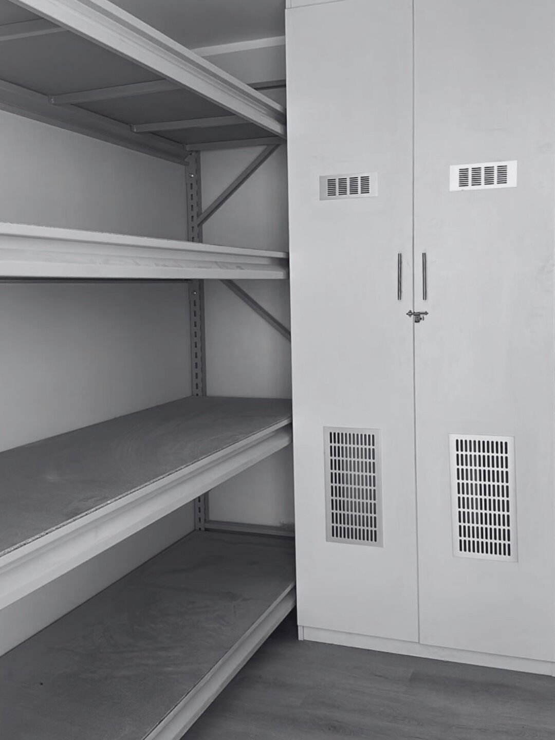 Container de 20 pies para oficina, vestuario y almacén con paneles solares