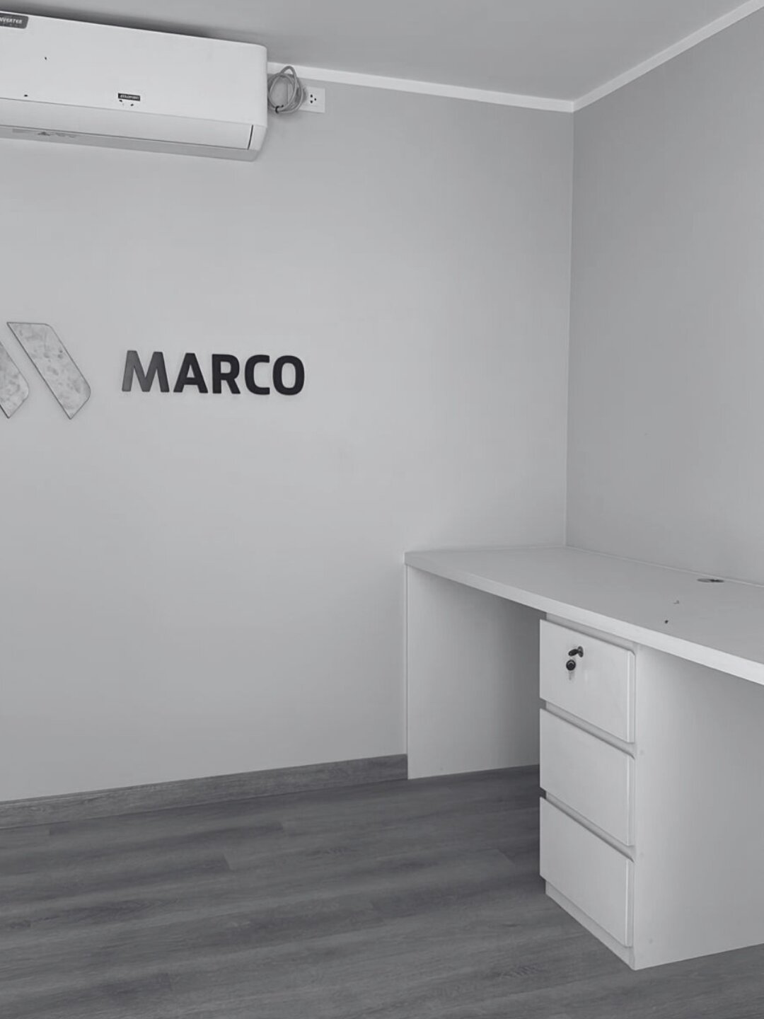 Container de 20 pies para oficina, vestuario y almacén con paneles solares
